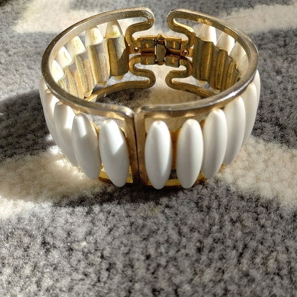 Vintage Mod White Lucite Beaded Hinged Cuff Bracelet - Picture 3 of 7